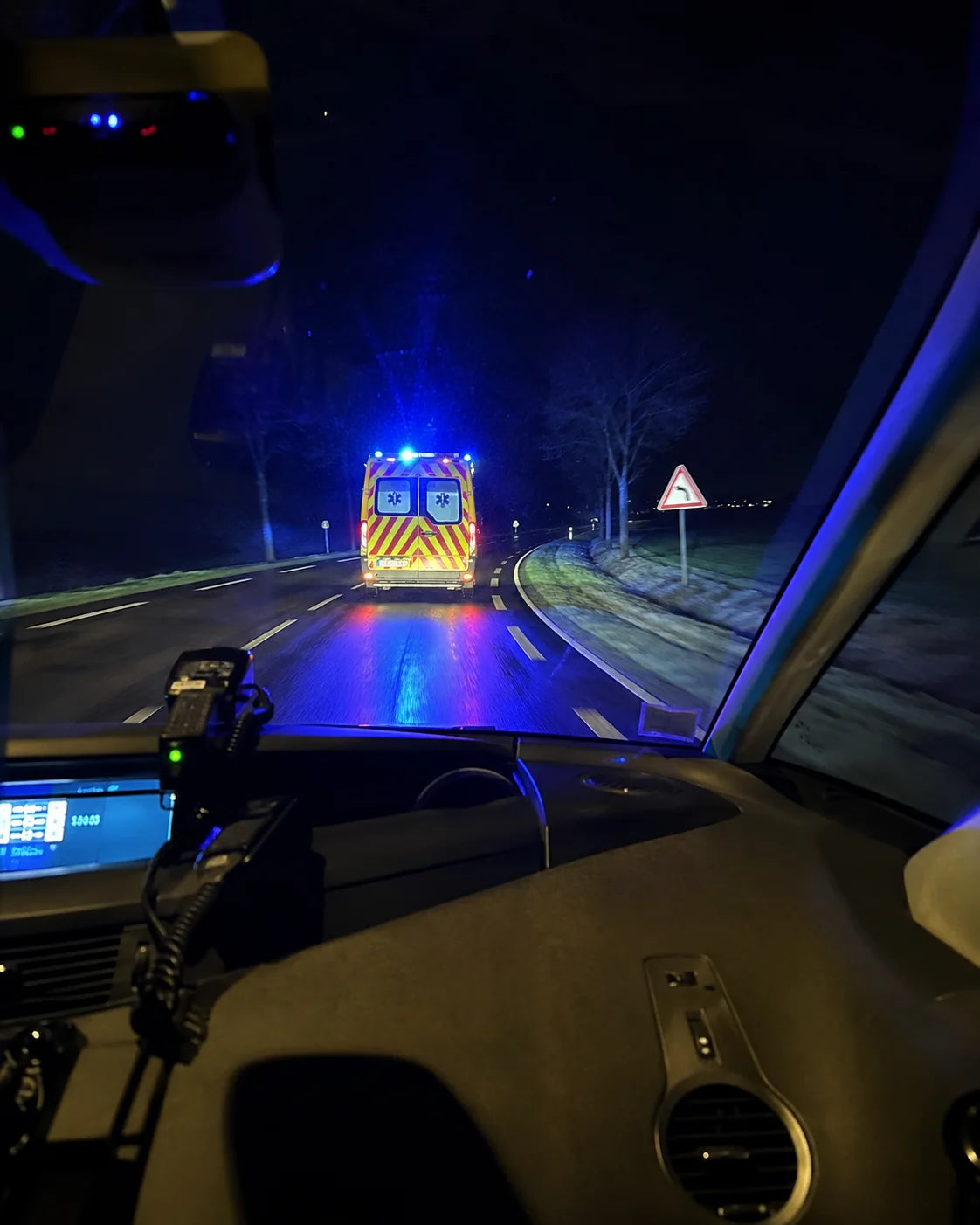 Intervention de nuit sur les lieux d'un accident routier